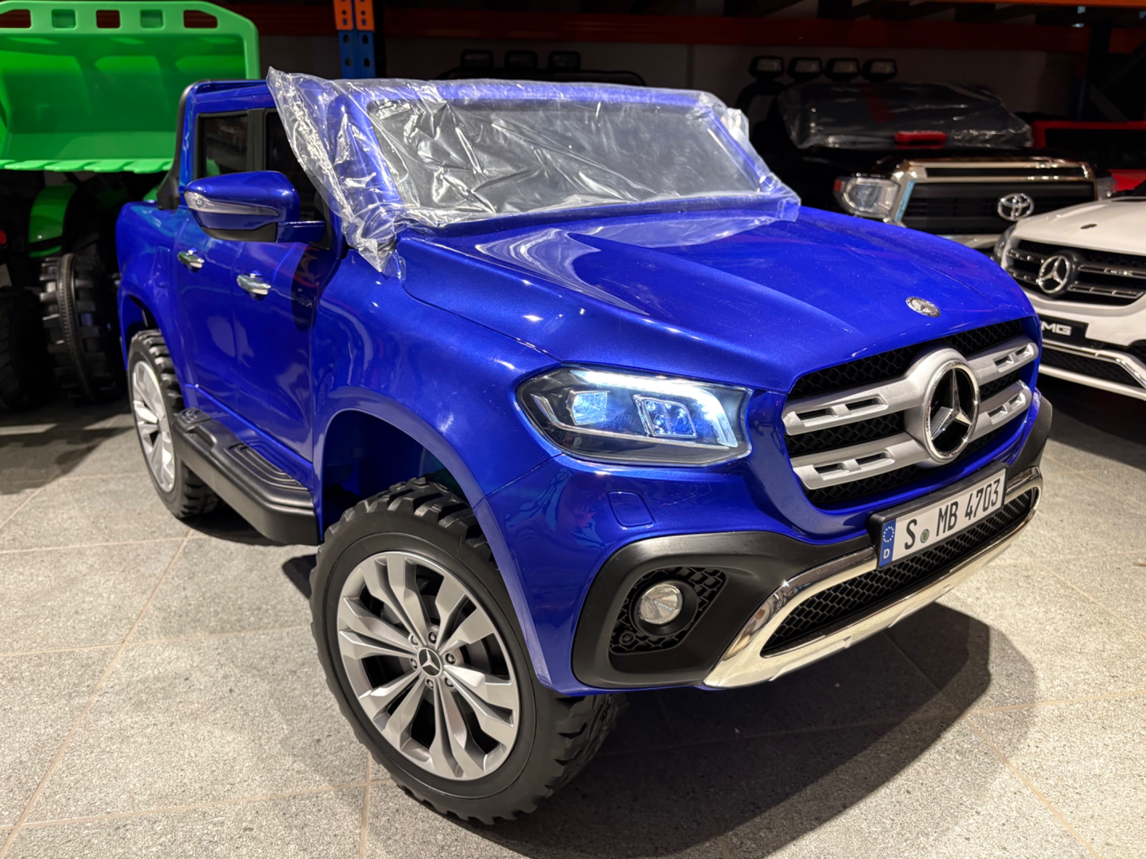 OUTLET pojazd na akumulator Mercedes X-Class lakierowany niebieski - obrazek 3